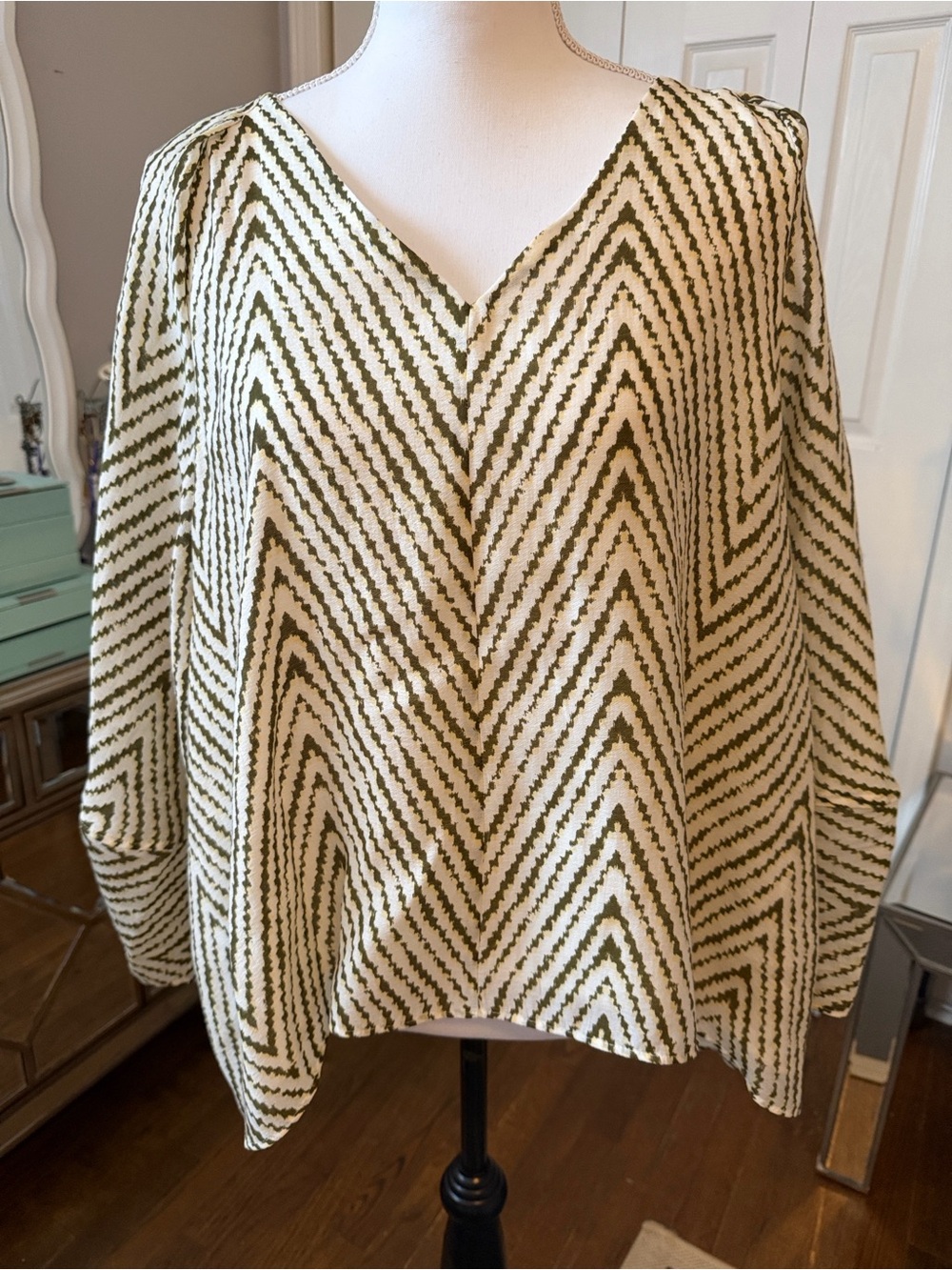 Fabulous Sage Green & Cream Top, Longer In Back - Beautiful Lines XXL ❤️
